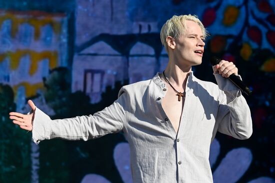 Выставка "Россия"
Торжественный концерт "Россия нигде не заканчивается", посвящённый завершению выставки
Певец SHAMAN Место: Россия, Москва. Автор: Сергей Бобылев/РИА Новости. Выставка "Россия". Торжественный концерт "Россия нигде не заканчивается", посвящённый завершению выставки