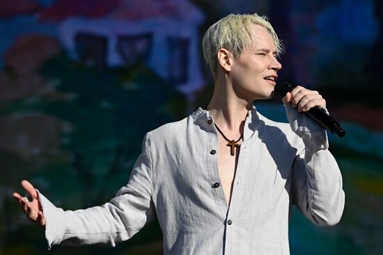 Выставка "Россия"
Торжественный концерт "Россия нигде не заканчивается", посвящённый завершению выставки
Певец SHAMAN
Место: Россия, Москва. Автор: Сергей Бобылев/РИА Новости. Выставка "Россия". Торжественный концерт "Россия нигде не заканчивается", посвящённый завершению выставки