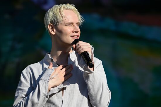 Выставка "Россия"
Торжественный концерт "Россия нигде не заканчивается", посвящённый завершению выставки
Певец SHAMAN
Место: Россия, Москва. Автор: Сергей Бобылев/РИА Новости. Выставка "Россия". Торжественный концерт "Россия нигде не заканчивается", посвящённый завершению выставки