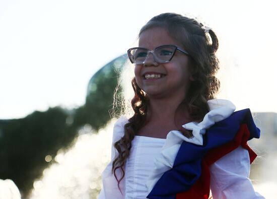 Выставка "Россия"
Торжественный концерт "Россия нигде не заканчивается", посвящённый завершению выставки
Место: Россия, Москва. Автор: Станислав Жданов/РИА Новости. Выставка "Россия". Торжественный концерт "Россия нигде не заканчивается", посвящённый завершению выставки