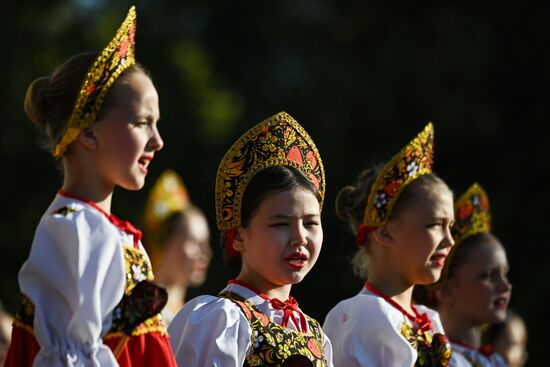 Выставка "Россия"
Торжественный концерт "Россия нигде не заканчивается", посвящённый завершению выставки
Место: Россия, Москва. Автор: Сергей Бобылев/РИА Новости. Выставка "Россия". Торжественный концерт "Россия нигде не заканчивается", посвящённый завершению выставки