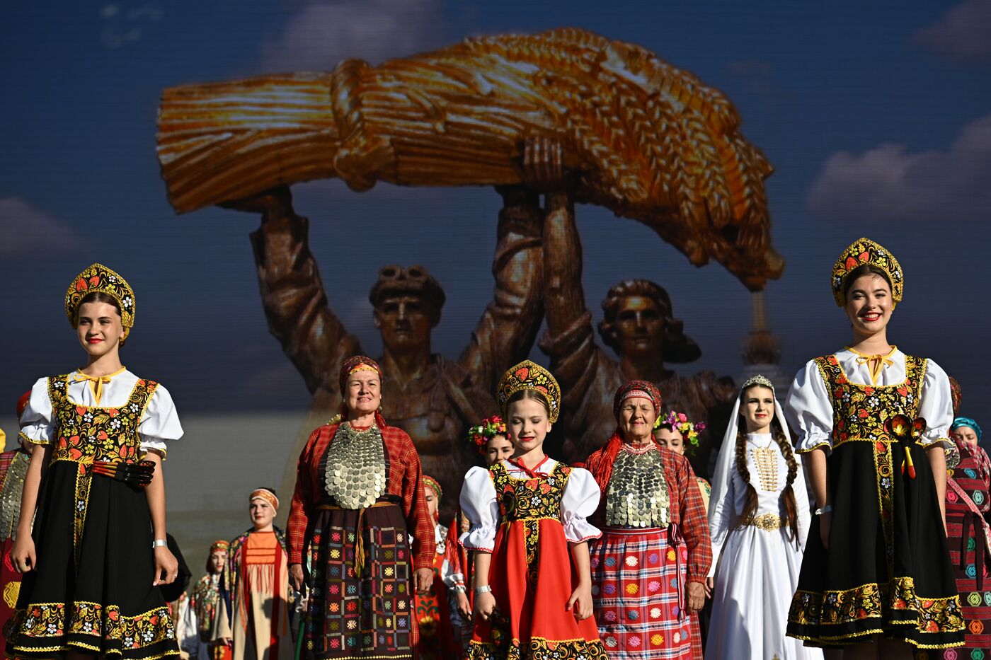 Выставка "Россия". Торжественный концерт "Россия нигде не заканчивается", посвящённый завершению выставки 