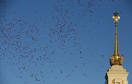 Выставка "Россия"
Торжественный концерт "Россия нигде не заканчивается", посвящённый завершению выставки
Пространство у фонтана "Дружба народов"
Место: Россия, Москва. Автор: Станислав Жданов/РИА Новости. Выставка "Россия". Торжественный концерт "Россия нигде не заканчивается", посвящённый завершению выставки