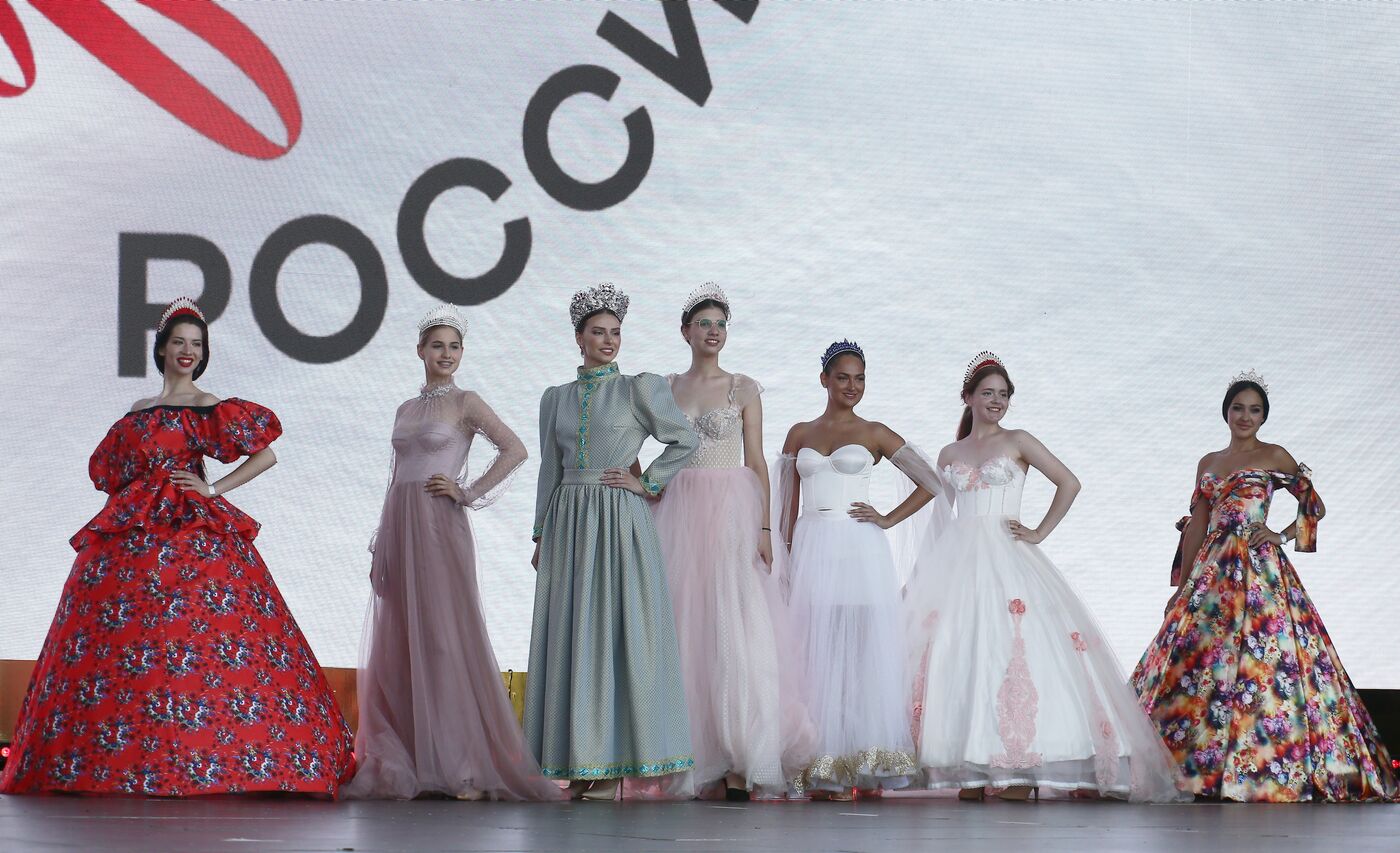 Выставка "Россия". Парад национальных костюмов в рамках проекта "Краса России: 30 лет отражения русской души"