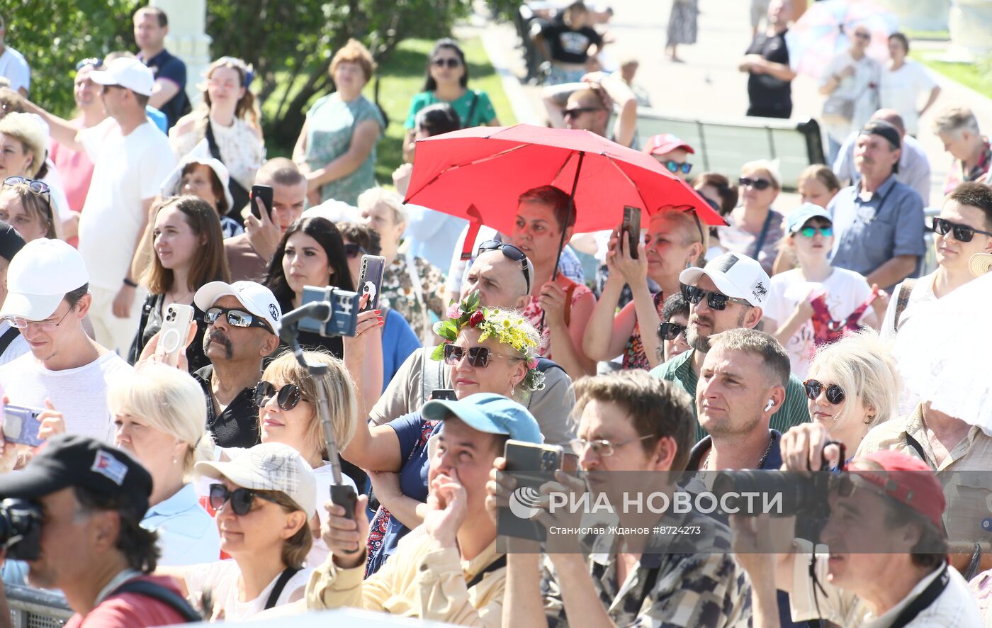 Выставка "Россия". Парад национальных костюмов в рамках проекта "Краса России: 30 лет отражения русской души"