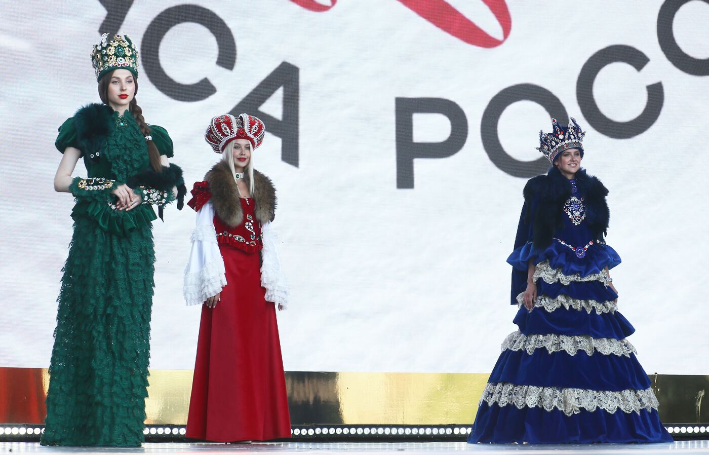 Выставка "Россия". Парад национальных костюмов в рамках проекта "Краса России: 30 лет отражения русской души"