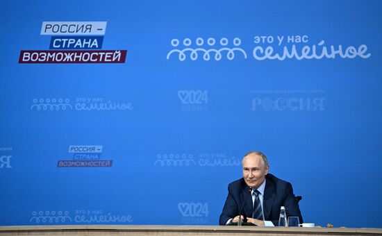 Президент Владимир Путин посетил ВДНХ