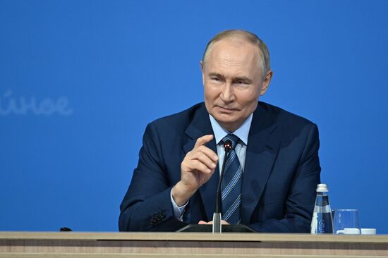 Президент Владимир Путин посетил ВДНХ