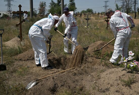 Эксгумация останков погибших жителей Северодонецка в ЛНР