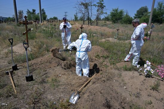 Эксгумация останков погибших жителей Северодонецка в ЛНР