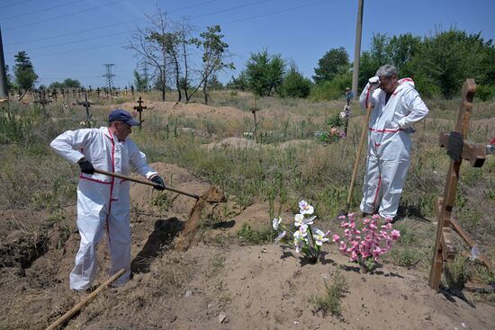 Эксгумация останков погибших жителей Северодонецка в ЛНР