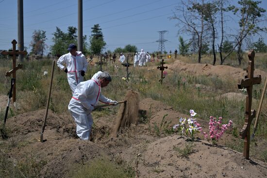 Эксгумация останков погибших жителей Северодонецка в ЛНР