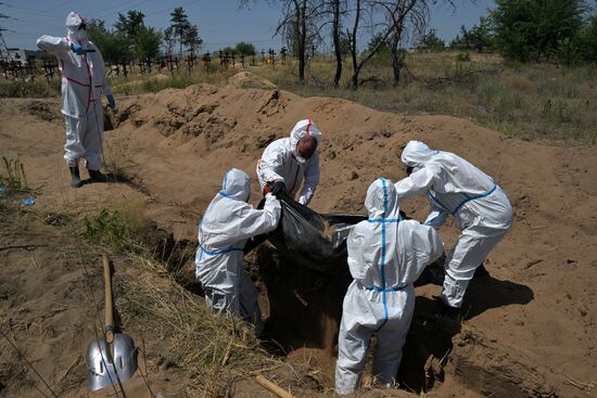 Эксгумация останков погибших жителей Северодонецка в ЛНР