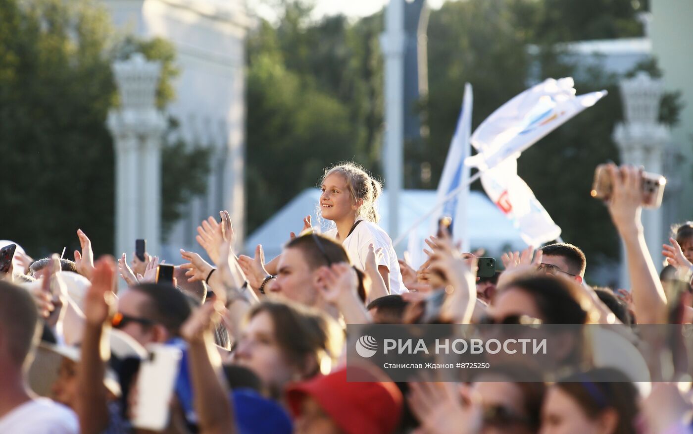 Выставка "Россия". Гала-концерт "Нас миллионы", посвященный Дню семьи, любви и верности