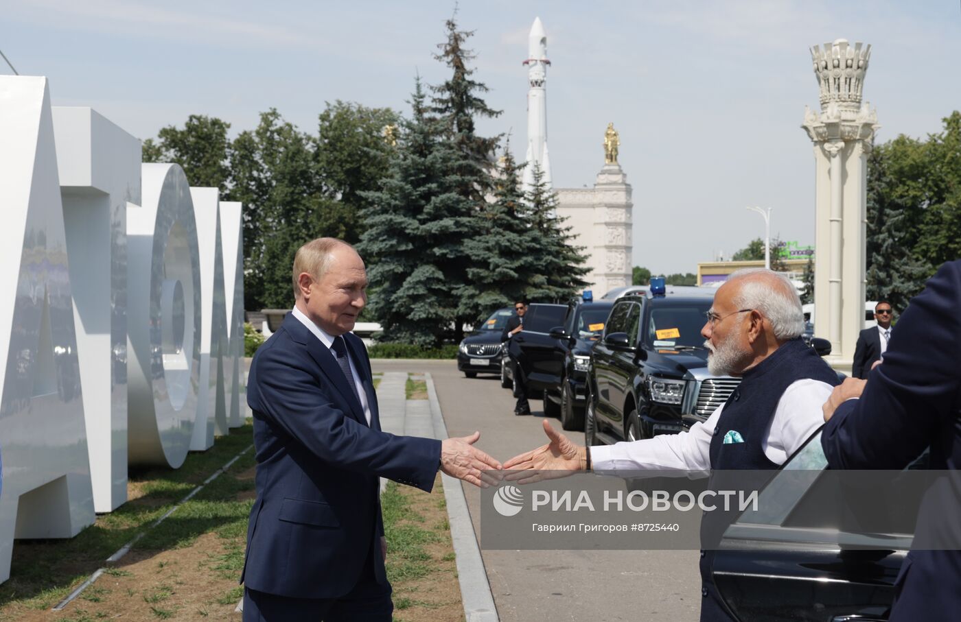 Президент Владимир Путин и премьер-министр Индии Нарендра Моди посетили ВДНХ