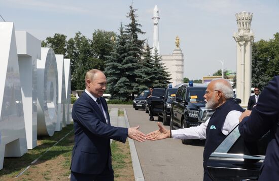 Президент Владимир Путин и премьер-министр Индии Нарендра Моди посетили ВДНХ