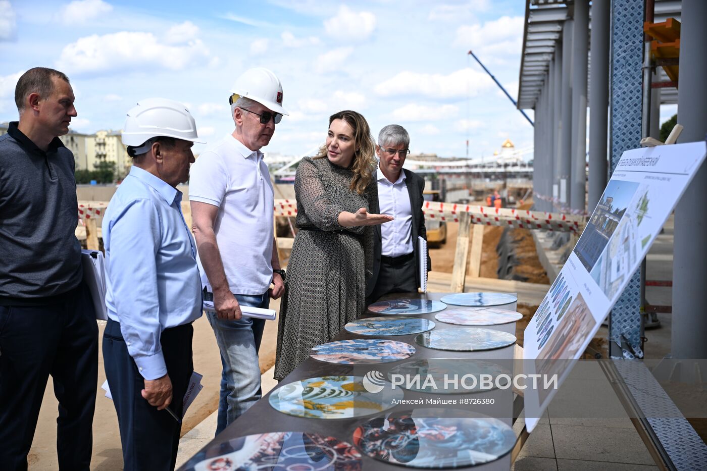 Мэр Москвы С. Собянин осмотрел ход работ по благоустройству Парка Горького 