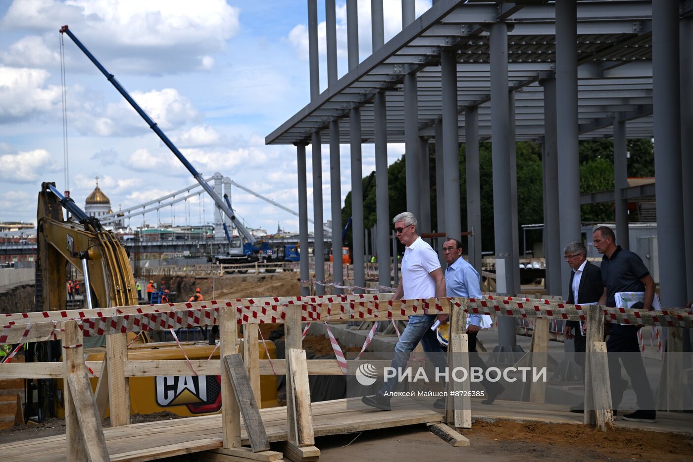 Мэр Москвы С. Собянин осмотрел ход работ по благоустройству Парка Горького 