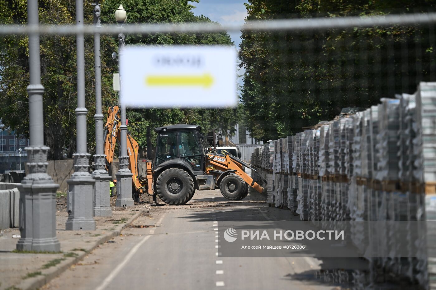 Мэр Москвы С. Собянин осмотрел ход работ по благоустройству Парка Горького 