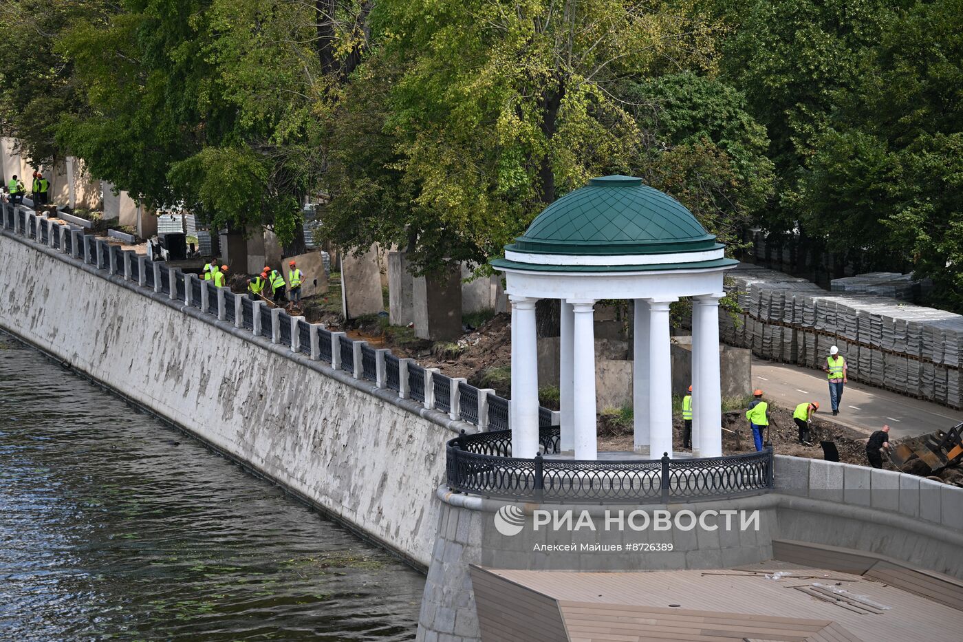 Мэр Москвы С. Собянин осмотрел ход работ по благоустройству Парка Горького 