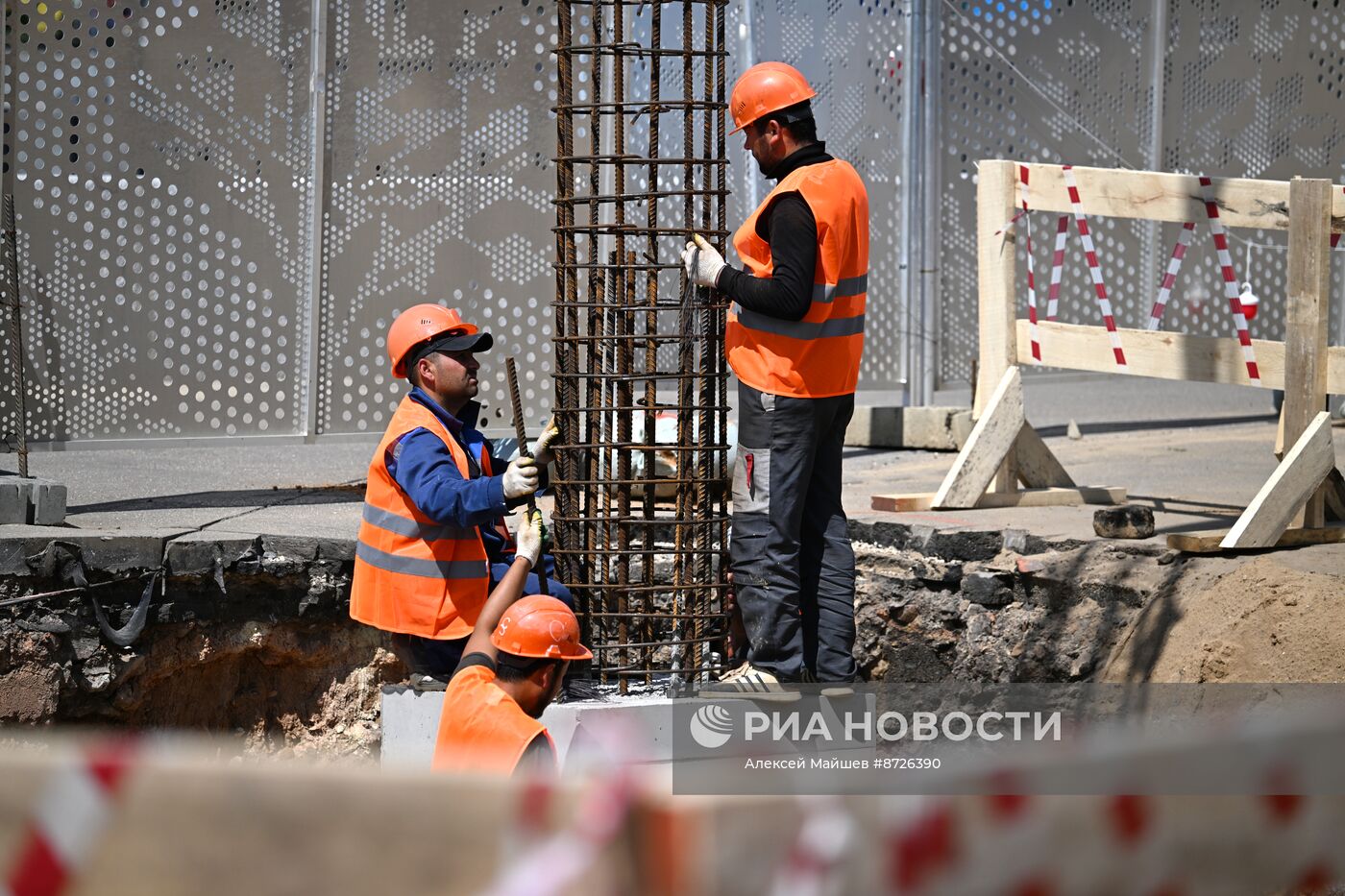 Мэр Москвы С. Собянин осмотрел ход работ по благоустройству Парка Горького 