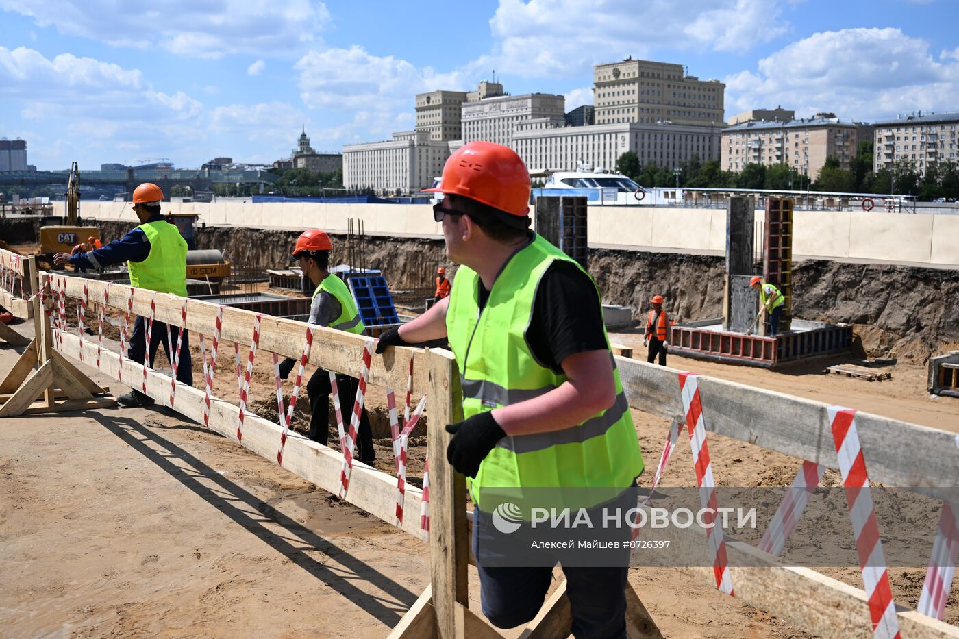 Мэр Москвы С. Собянин осмотрел ход работ по благоустройству Парка Горького