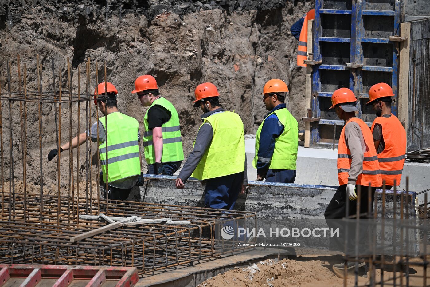 Мэр Москвы С. Собянин осмотрел ход работ по благоустройству Парка Горького 