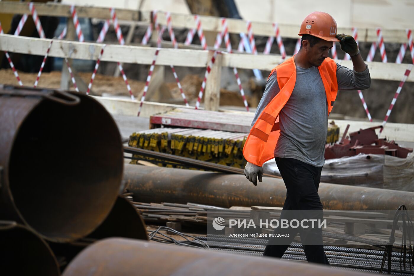 Мэр Москвы С. Собянин осмотрел ход работ по благоустройству Парка Горького 