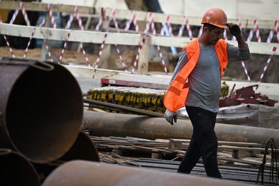 Мэр Москвы С. Собянин осмотрел ход работ по благоустройству Парка Горького 