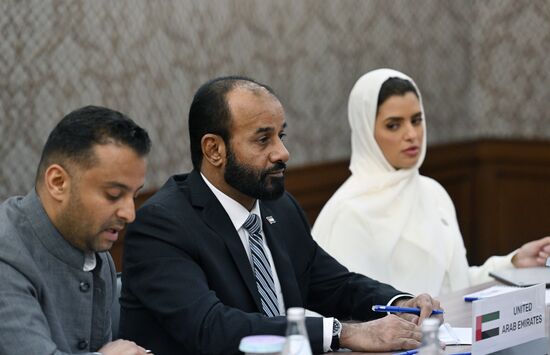 Совещание глав чрезвычайных ведомств стран БРИКС
Обейд Рашид Джума Альхосан Аль-Шамси, заместитель руководителя Национального управления ОАЭ по предупреждению и ликвидации последствий чрезвычайных ситуаций и стихийных бедствий (в центре) Место: Россия, Республика Татарстан, Казань. Автор: Максим Богодвид. Совещание глав чрезвычайных ведомств стран БРИКС