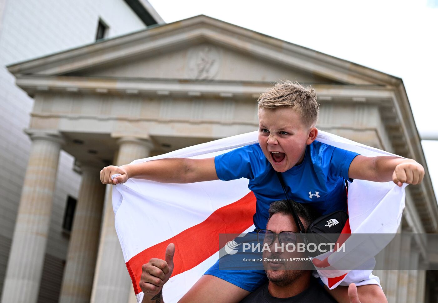 Болельщики перед финальным матчем УЕФА ЕВРО-2024 в Берлине