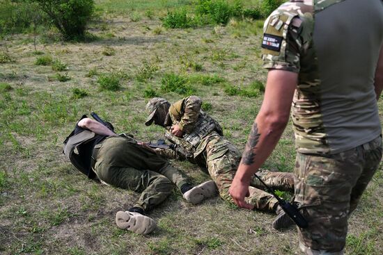 Подготовка бойцов Добровольческого корпуса, действующего в составе группировки войск "Юг"