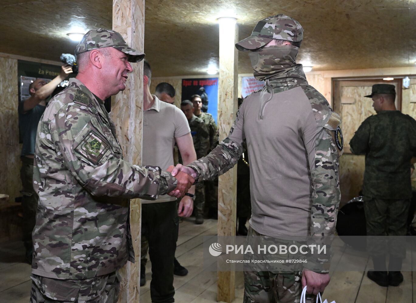 Вручение денежного вознаграждения военнослужащим группировки "Центр" за уничтоженные танки "Абрамс" и "Леопард"