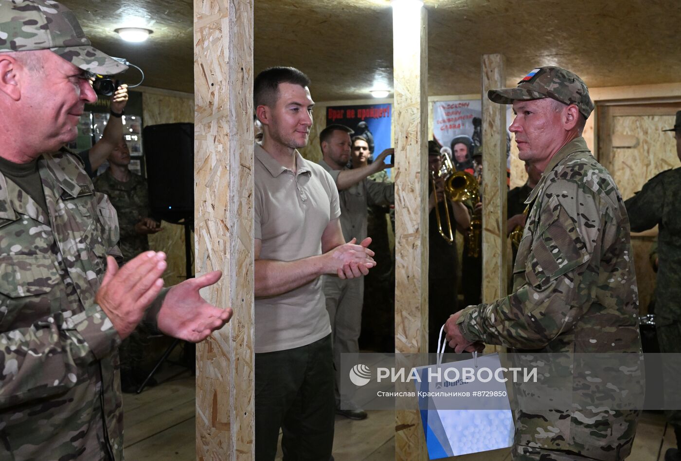 Вручение денежного вознаграждения военнослужащим группировки "Центр" за уничтоженные танки "Абрамс" и "Леопард"