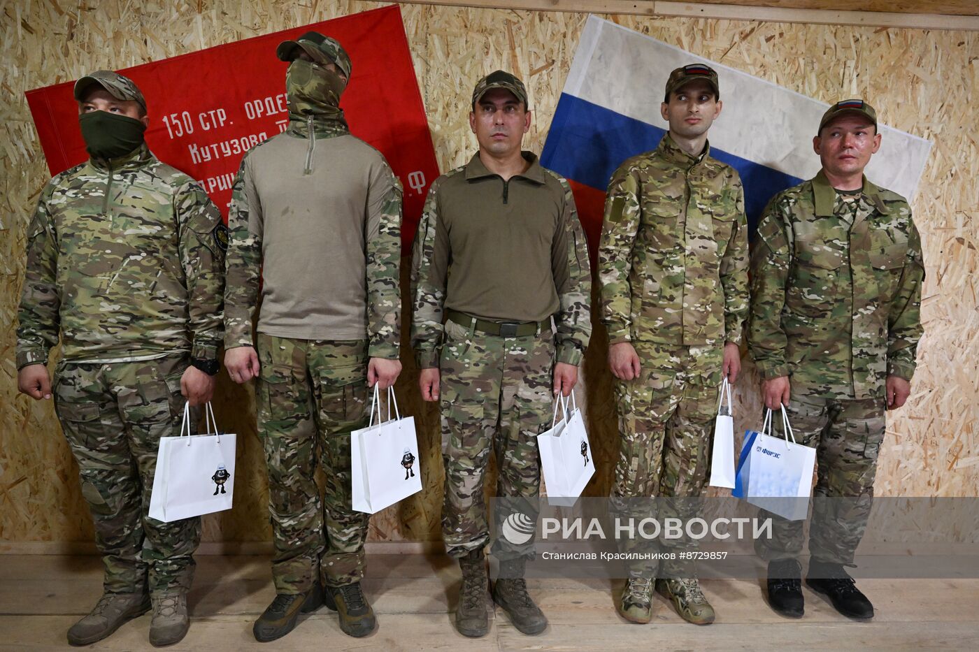 Вручение денежного вознаграждения военнослужащим группировки "Центр" за уничтоженные танки "Абрамс" и "Леопард"