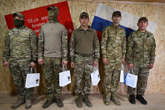 Вручение денежного вознаграждения военнослужащим группировки "Центр" за уничтоженные танки "Абрамс" и "Леопард"