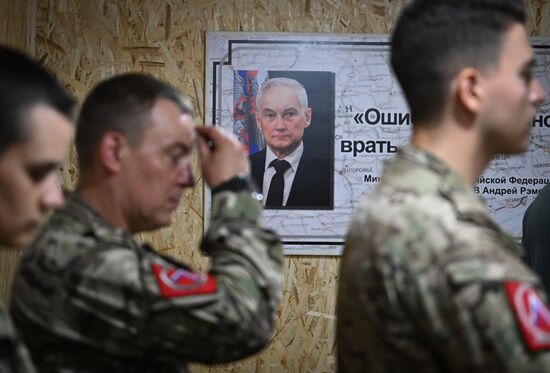 Вручение денежного вознаграждения военнослужащим группировки "Центр" за уничтоженные танки "Абрамс" и "Леопард"