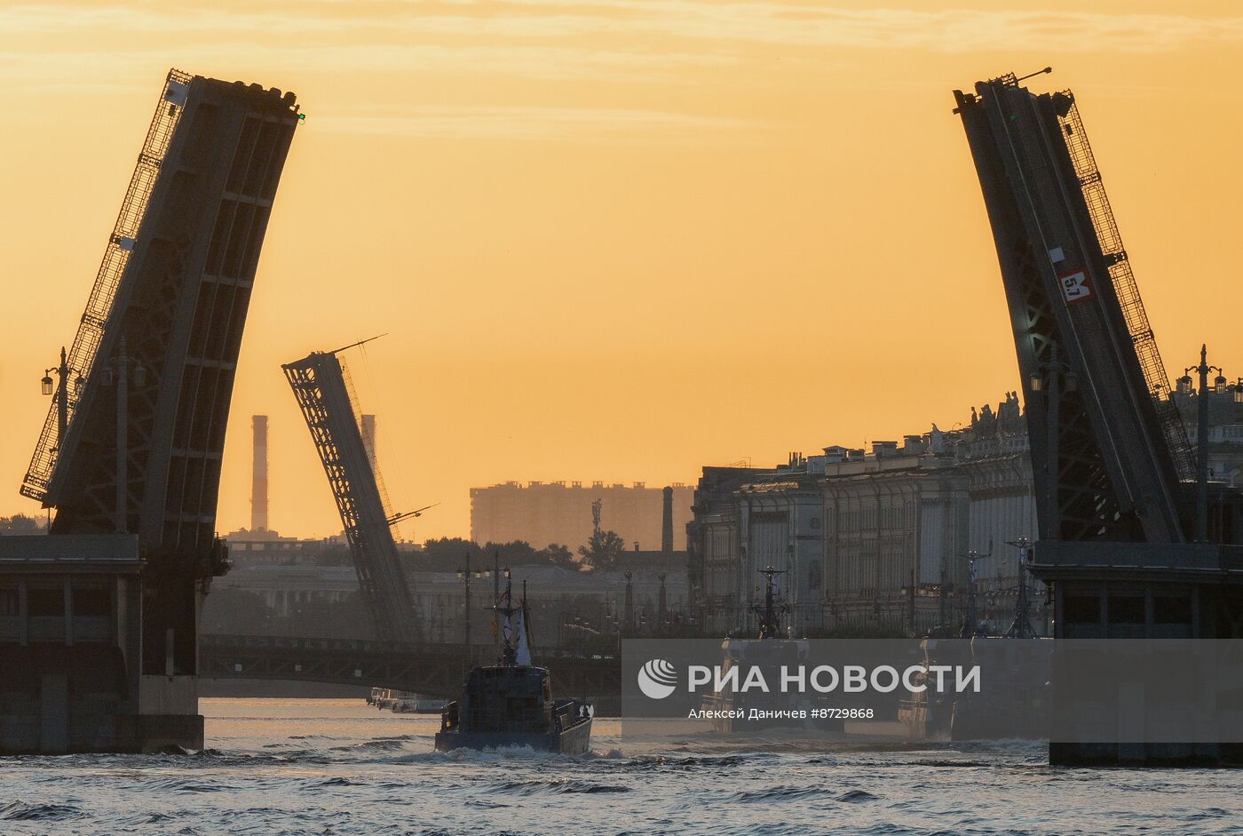 Подготовка ко Дню ВМФ в Санкт-Петербурге