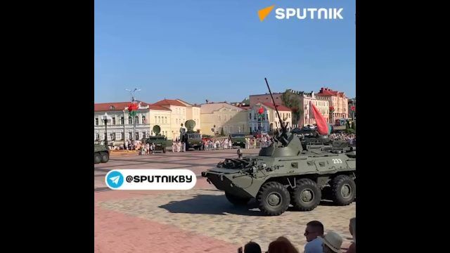 Танец боевых бронемашин в центре белорусского Гродно