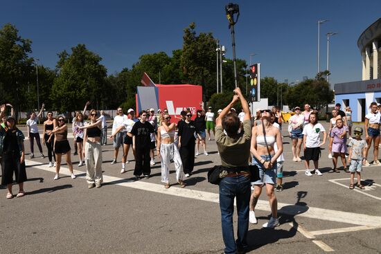 Рекорд по самому массовому современному танцу