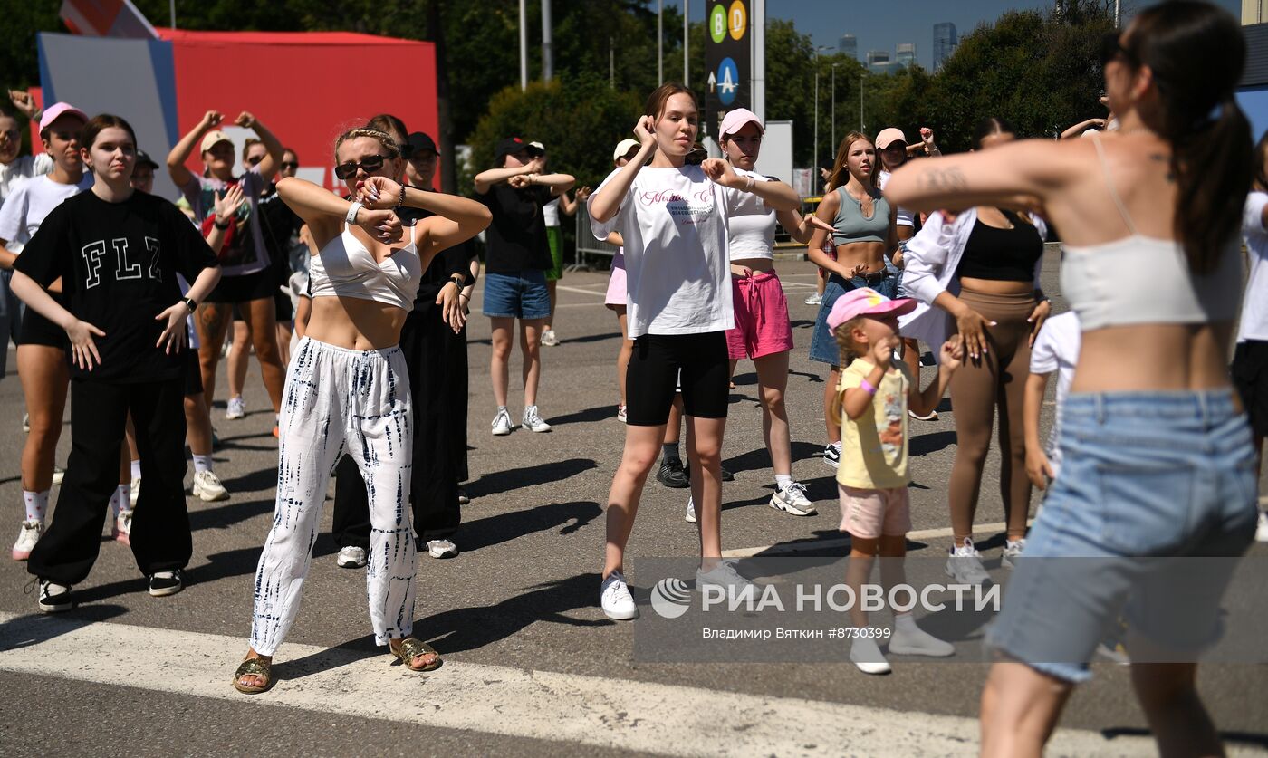 Рекорд по самому массовому современному танцу