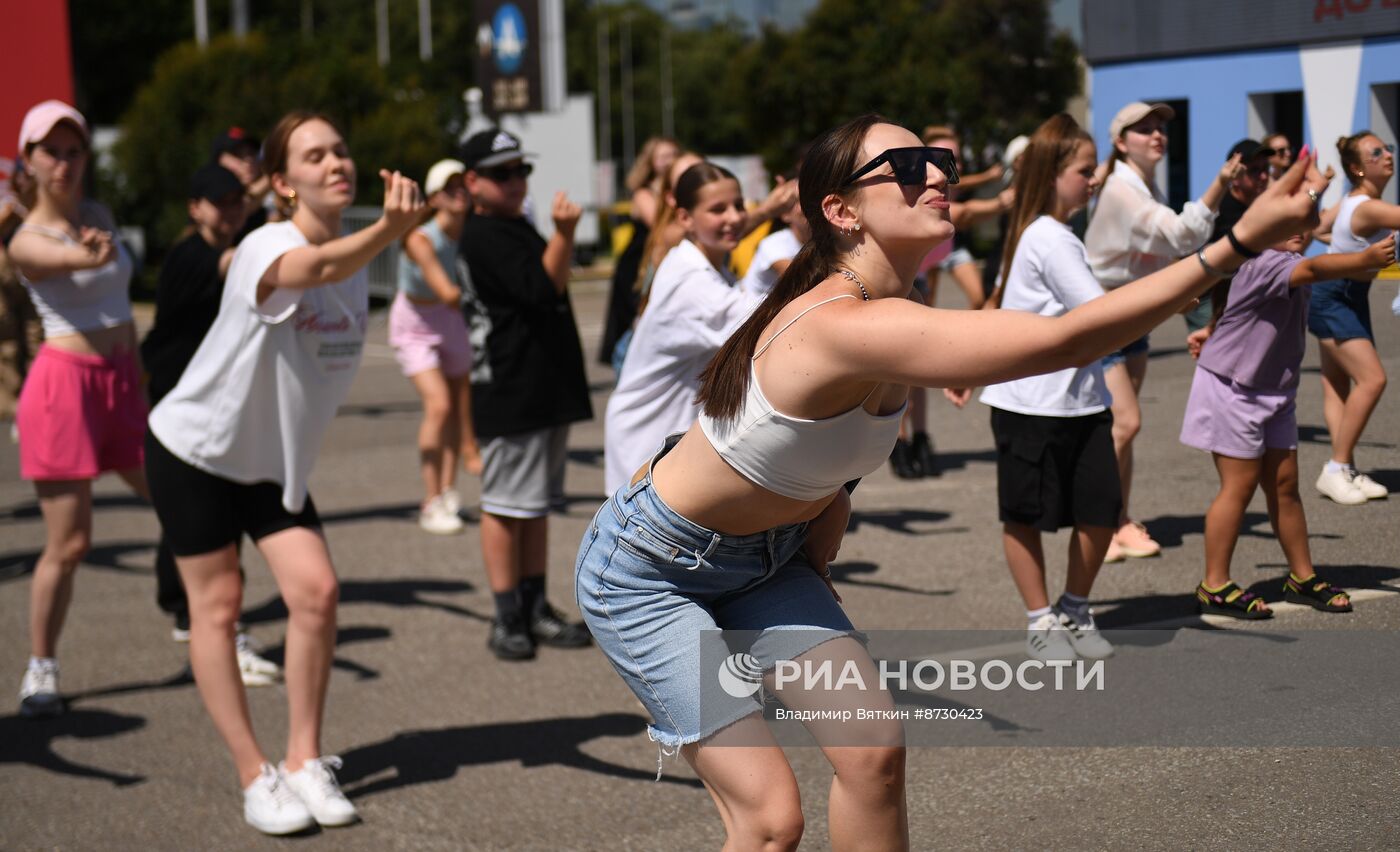 Рекорд по самому массовому современному танцу