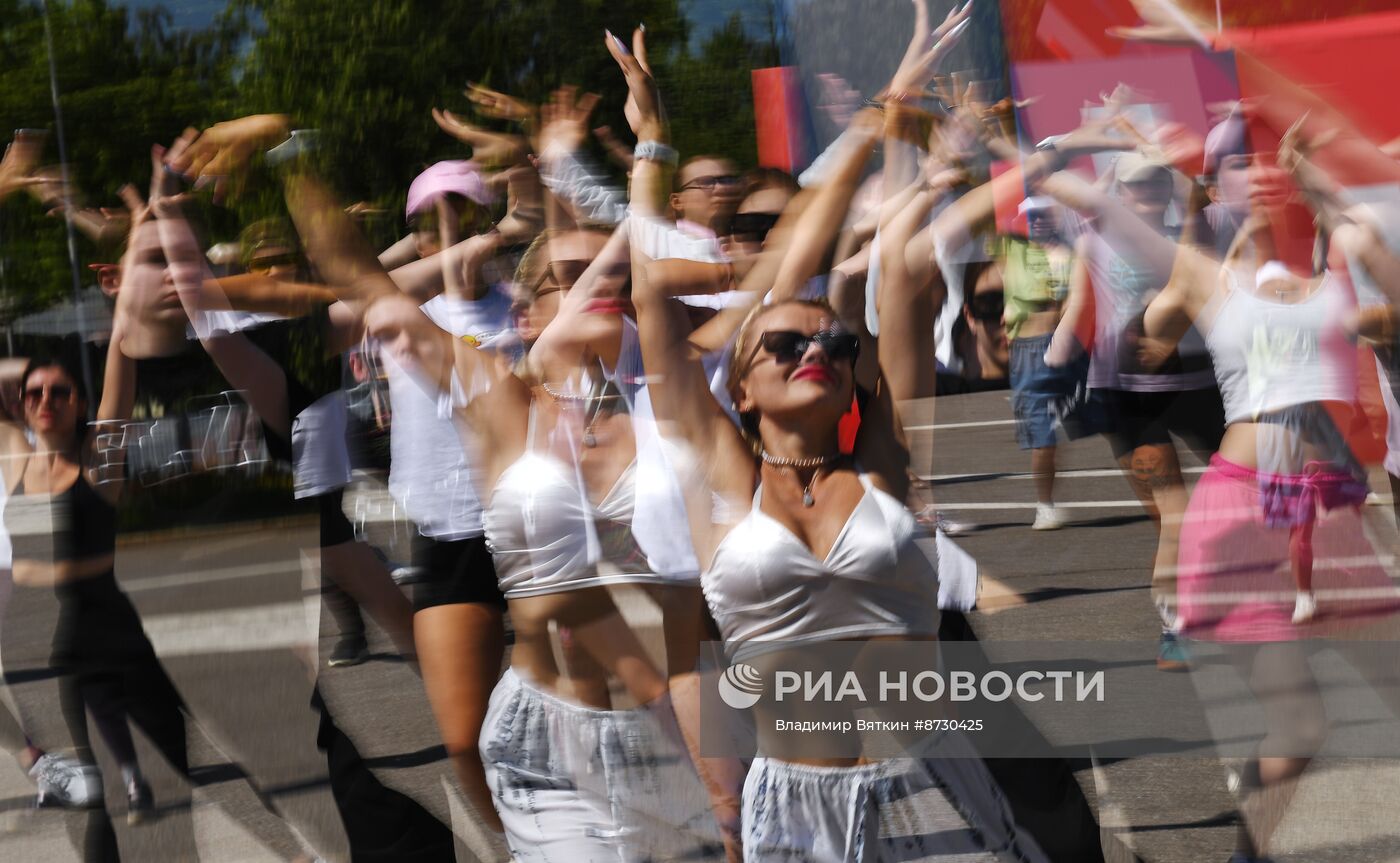 Рекорд по самому массовому современному танцу