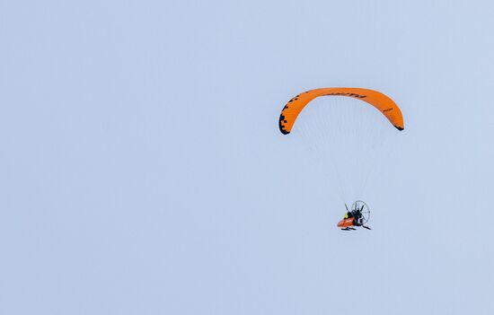 Ф. Конюхов и И. Потапкин установили мировой рекорд дальности беспосадочного полёта на мотопараплане