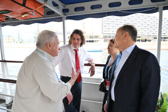 Делегаты из стран БРИКС осмотрели достопримечательности Петербурга