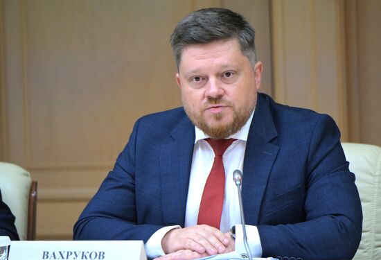 Вице-премьер правительства РФ Д. Чернышенко провел совещание по реализации федерального проекта "5 морей и озеро Байкал"