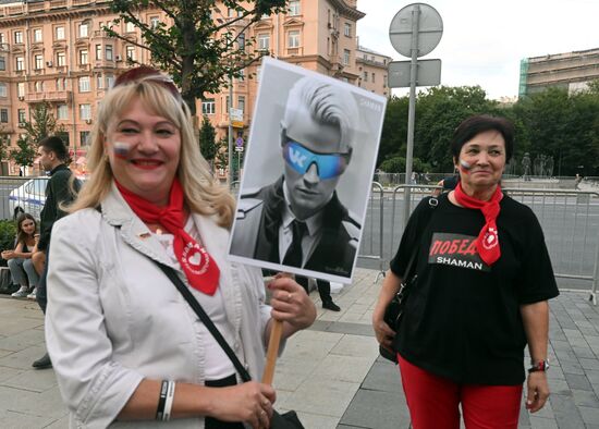 Митинг-концерт певца Я. Дронова (Shaman) у посольства США в Москве