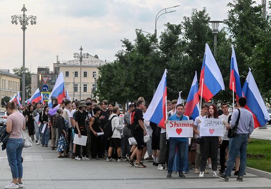 Митинг-концерт певца Я. Дронова (Shaman) у посольства США в Москве