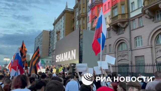 Флаг России на здании американского посольства в Москве