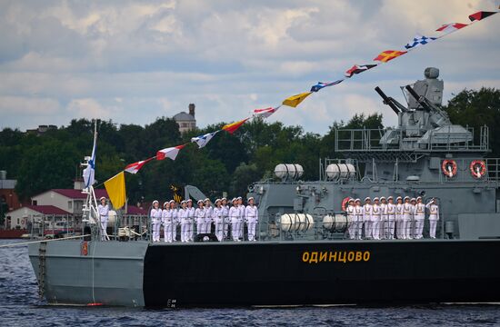 Корабли на рейде в преддверии Дня ВМФ в Санкт-Петербурге